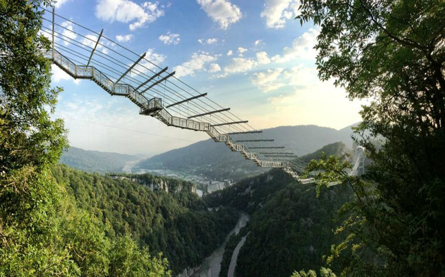 Περπατήστε σε μια από τις πιο «τρομακτικές» γέφυρες του κόσμου