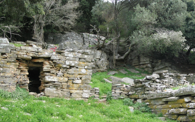 Μια βόλτα στα μυστηριώδη Δρακόσπιτα της Εύβοιας