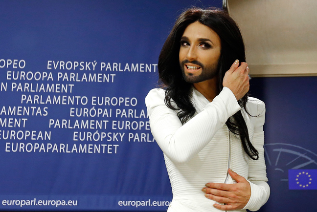 Η Κοντσίτα στο Ευρωκοινοβούλιο με λευκό ταγέρ