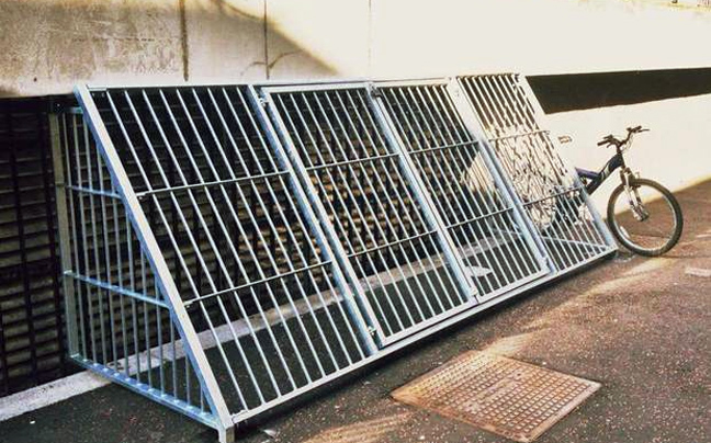 Πανεπιστήμιο έφτιαξε κλουβιά για να διώξει τους άστεγους