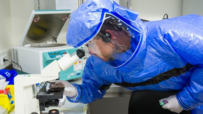 Πλήρη προστατευτική στολή φορούσε ο νοσηλευτής που προσβλήθηκε από τον Έμπολα στο Τέξας