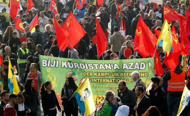 Ειρηνική διαδήλωση 20.000 Κούρδων εναντίον του ΙΚ στη Γερμανία
