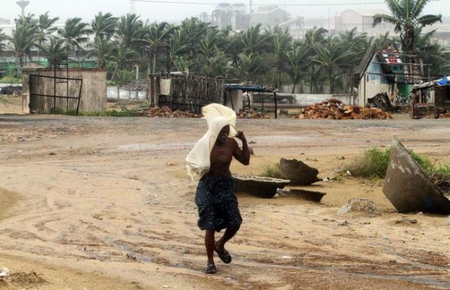 Ο κυκλώνας Χουντχούντ έχει προκαλέσει τον θάνατο 24 ανθρώπων