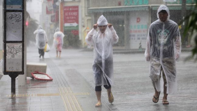 Ο τυφώνας Βονγκφόνγκ σαρώνει την Ιαπωνία
