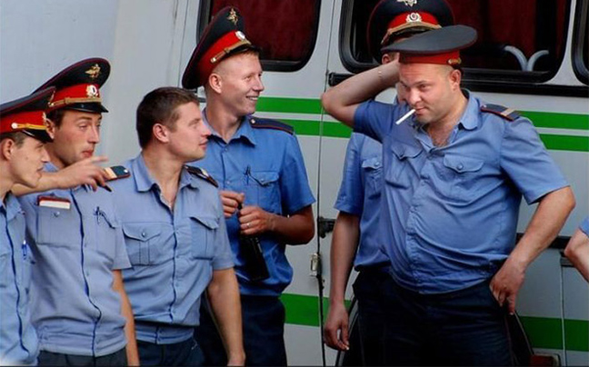Ρώσοι αστυνομικοί σε όλο τους το μεγαλείο