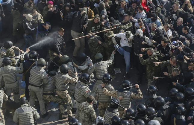 Βίαιες συγκρούσεις έξω από τη Βουλή της Ουκρανίας