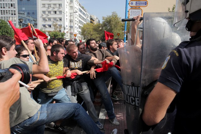 Φωτογραφίες από τα μικροεπεισόδια έξω από την Πρυτανεία