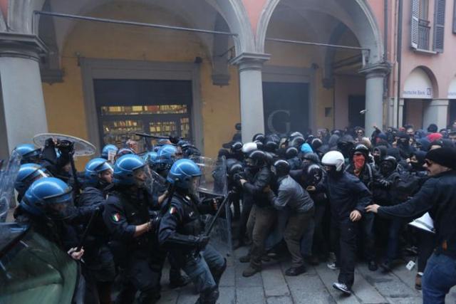 Σφοδρές συγκρούσεις με αστυνομικούς στην Μπολόνια