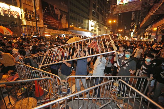 Οι διαδηλωτές αποχωρούν από τις καταλήψεις στο Χονγκ Κονγκ
