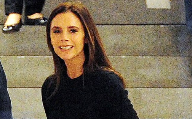 Η Victoria Beckham εξυπηρετεί τους πελάτες στη μπουτίκ της