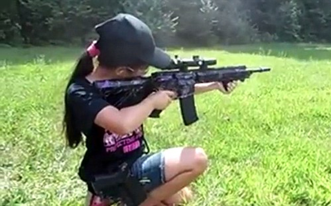 Η 10χρονη που παίζει με τα όπλα