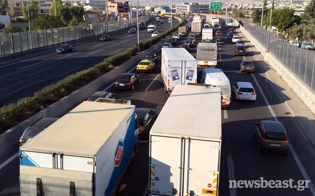 Ουρές χιλιομέτρων στην κάθοδο της εθνικής οδού