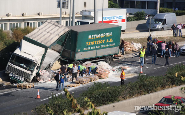 Καραμπόλα νταλίκας με 7 αυτοκίνητα στη Μεταμόρφωση