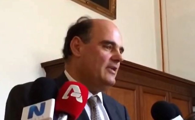 Εισβολή φοιτητών στο γραφείο του καταγγέλλει ο Φορτσάκης