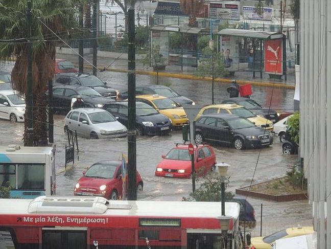 Πλημμύρισαν οι δρόμοι στο λιμάνι