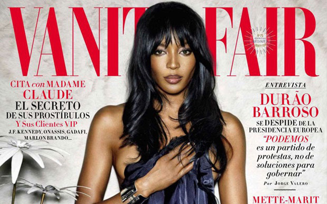 Η Naomi Campbell μόνο με το σεντόνι