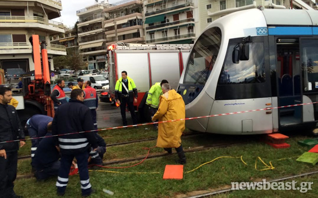 Οι πρώτες εικόνες από το ατύχημα στο τραμ