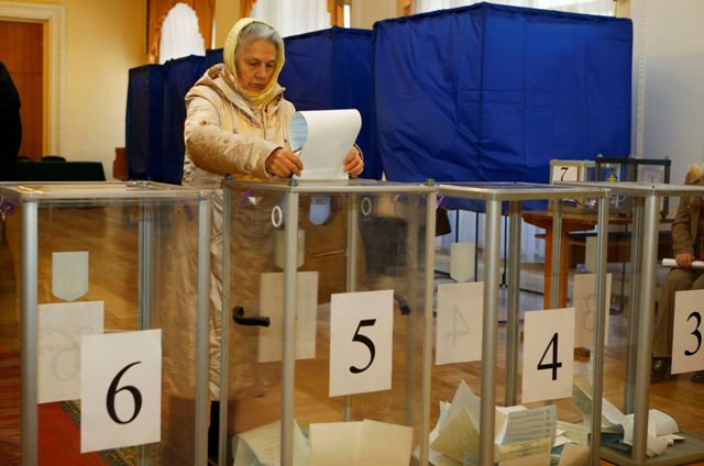 Άνοιξαν οι κάλπες για τις βουλευτικές εκλογές στην Ουκρανία
