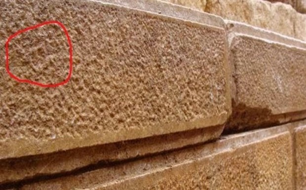Βρέθηκαν τεκτονικά σύμβολα στην Αμφίπολη