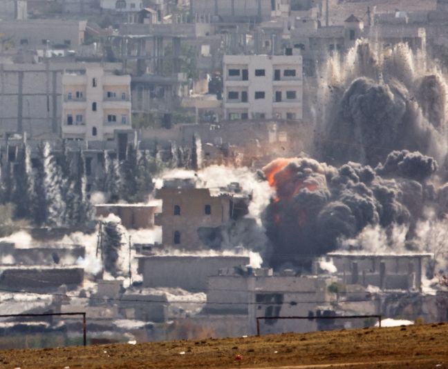 Βομβαρδισμοί και Κούρδοι έδιωξαν το ΙΚ από το Κομπάνι