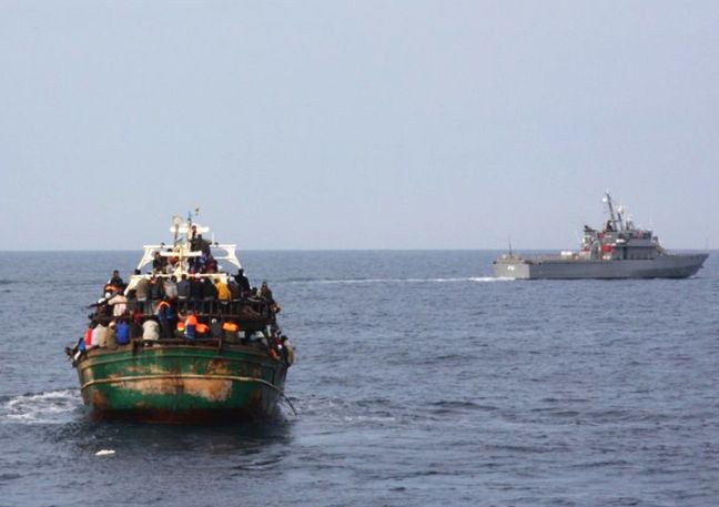 Ακυβέρνητο πλοίο με 450 μετανάστες φτάνει στην Ιταλία