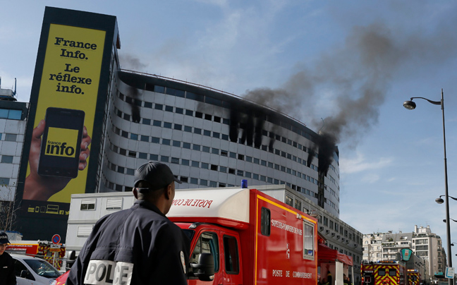 Φλέγεται το κτίριο της γαλλικής ραδιοφωνίας