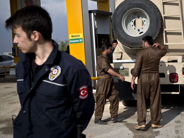 Φέσι σε τουρκικό εστιατόριο άφησαν οι Πεσμεργκά καθ’ οδόν προς το Κομπάνι