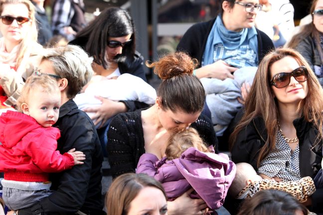 Μαμάδες θηλάζουν δημόσια σε όλες τις πόλεις της Ελλάδας