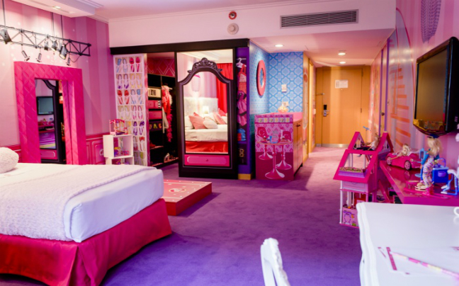 Κοιμηθείτε στο ροζ δωμάτιο της Barbie!