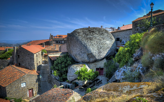 Μια μεσαιωνική πόλη χτισμένη κάτω από τεράστιες πέτρες