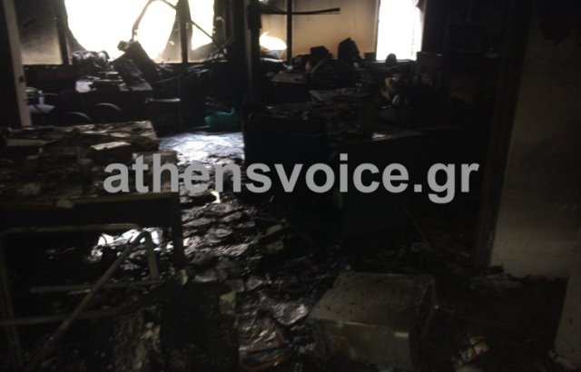 Φωτογραφίες από τη φωτιά στα γραφεία της Athens Voice