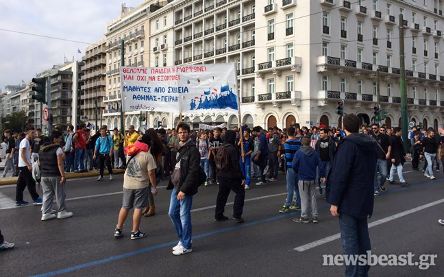 Κλειστή η Αμαλίας από μαθητές και φοιτητές