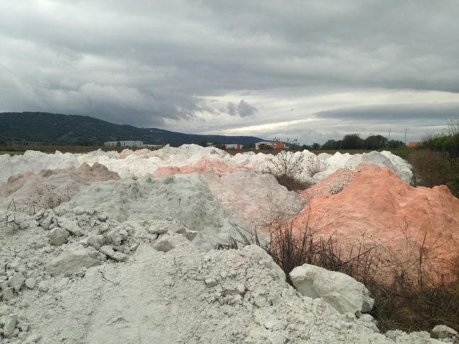 Μόλυνε δύο στρέμματα με σκόνη ανθρακικού ασβεστίου