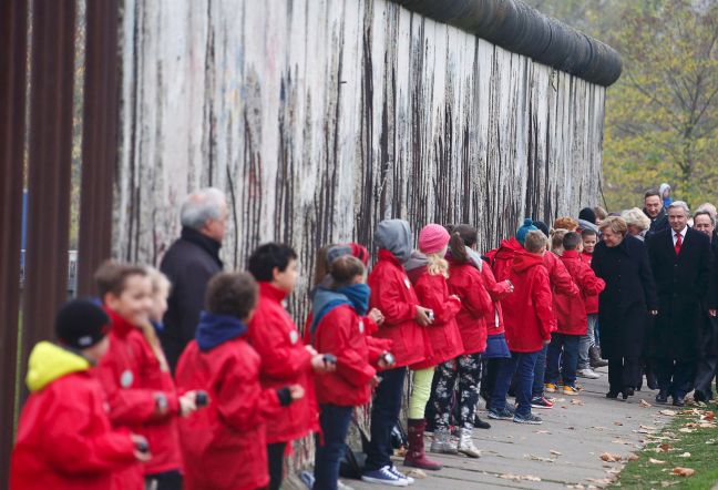 Η Γερμανία γιορτάζει την 25η επέτειο πτώσης του Τείχους