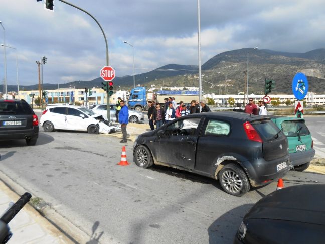 Καραμπόλα με τραυματίες στον Βόλο