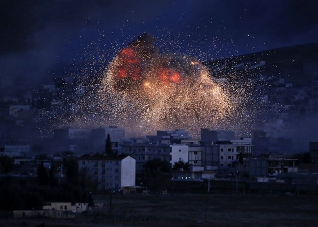 Πλήγματα σε θέσεις του ΙΚ στη Συρία από τους βομβαρδισμούς των συμμάχων