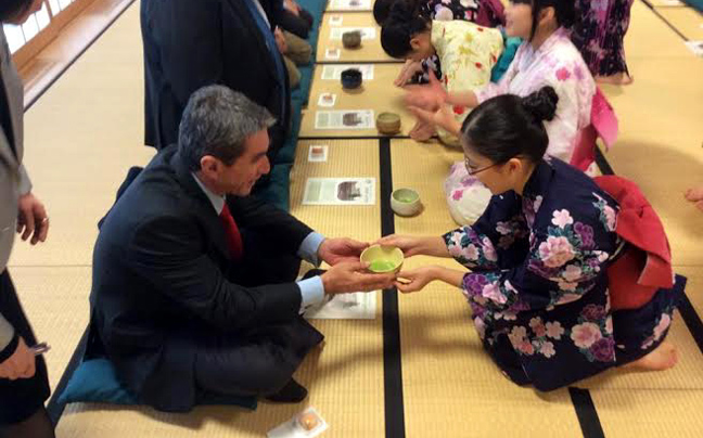 Στις σχολικές αίθουσες της Ιαπωνίας ο υπουργός Παιδείας