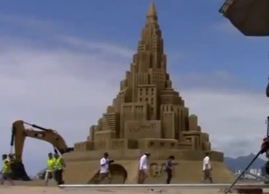 Ένα κάστρο στην άμμο που πάει για ρεκόρ Γκίνες