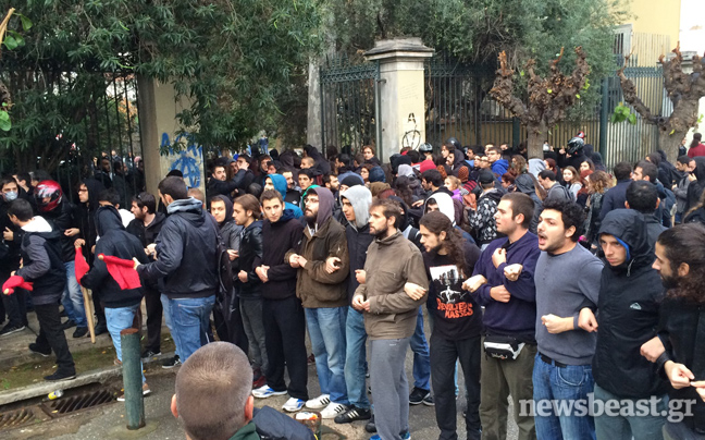 Μέσα στο Πολυτεχνείο μπήκαν οι διαδηλωτές