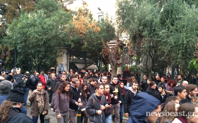 Αποχωρούν από το Πολυτεχνείο οι φοιτητές