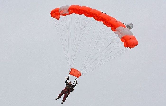 Γιόρτασε τα 100 πηδώντας με αλεξίπτωτο