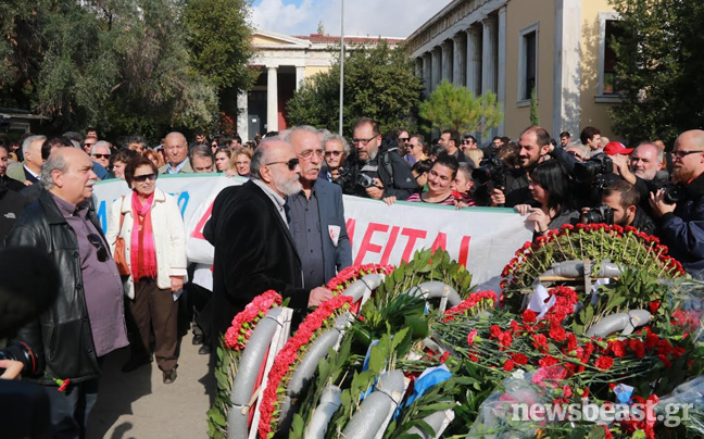 Στεφάνι από αντιπροσωπεία του ΣΥΡΙΖΑ στο Πολυτεχνείο