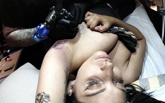 Τατουάζ… live για τη Lady Gaga