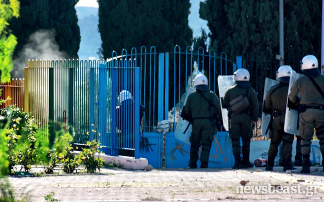 Περιορισμένη χρήση χημικών έξω από το υπουργείο Παιδείας