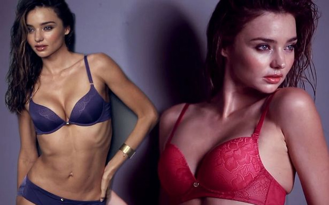 Η Miranda Kerr φωτογραφίζεται με τα εσώρουχα