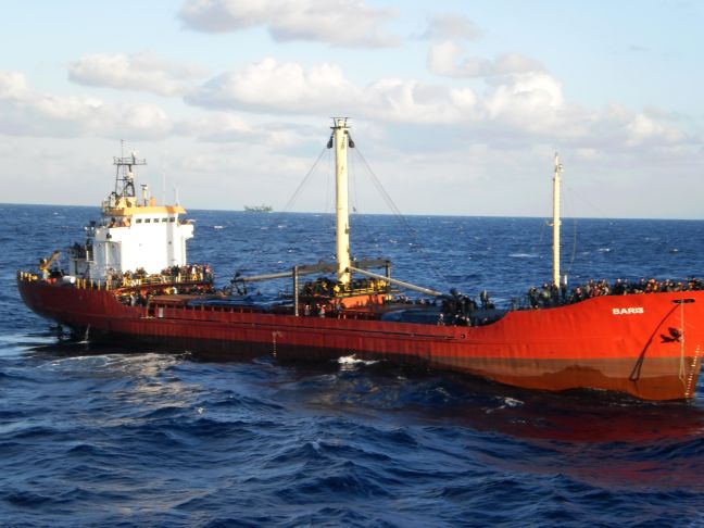 Συνεχίζεται η αποβίβαση των μεταναστών από το πλοίο «Baris»