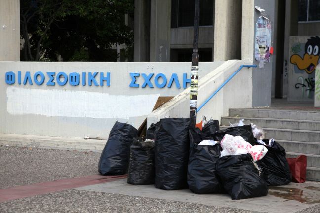 Αγώνας δρόμου για τα σκουπίδια στη Φιλοσοφική