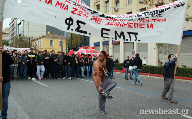 Διαδηλωτής… βγήκε από τα ρούχα του