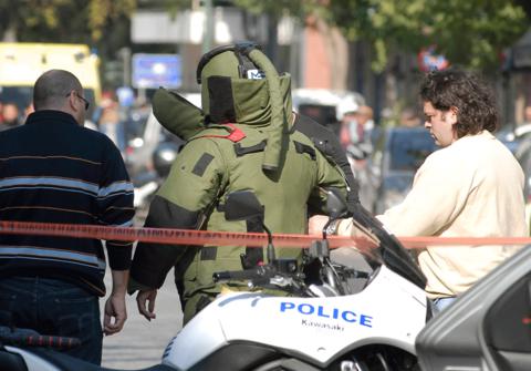 Εύφλεκτο υγρό και γκαζάκια στα γραφεία της Χρυσής Αυγής