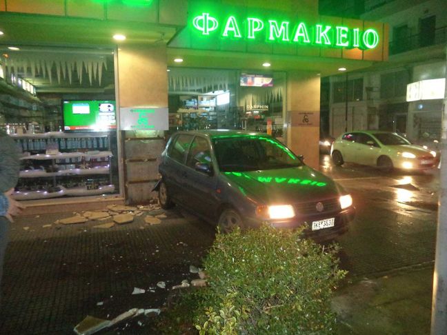Αυτοκίνητο προσέκρουσε σε… φαρμακείο
